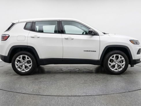 Used 2025 Jeep Compass Latitude AWD/4WD image 11