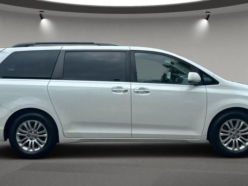 Used 2015 Toyota Sienna XLE w/ XLE Navigation Package FWD image 8