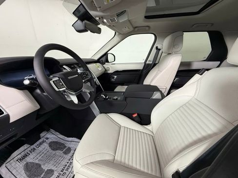 Certified 2025 Land Rover Discovery S image 5