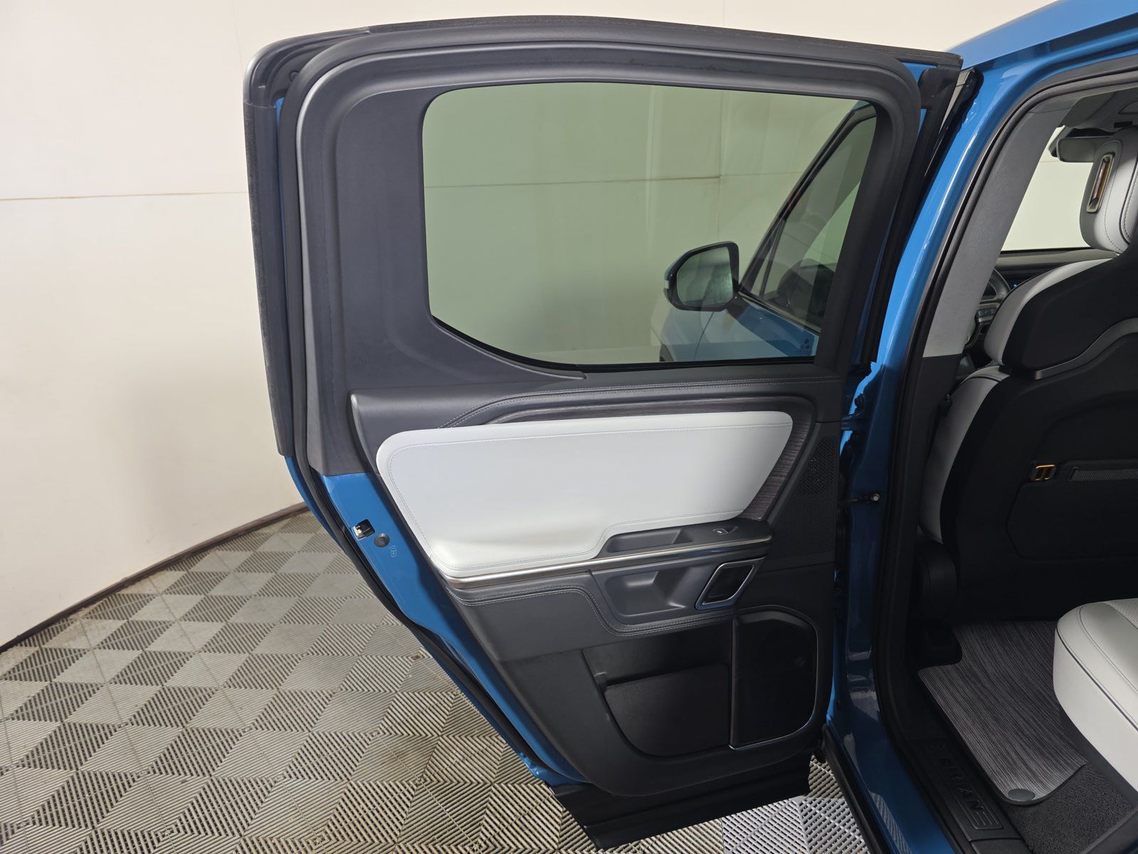 Used 2023 Rivian R1T Adventure Quad AWD/4WD image 17