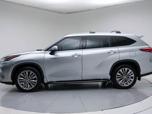 Used 2021 Toyota Highlander Platinum AWD/4WD image 2