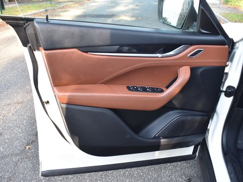 Used 2021 Maserati Levante GranSport image 23