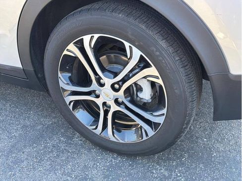 Used 2019 Chevrolet Bolt Premier w/ Infotainment Package FWD image 34