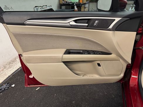 Used 2019 Ford Fusion SE FWD image 14