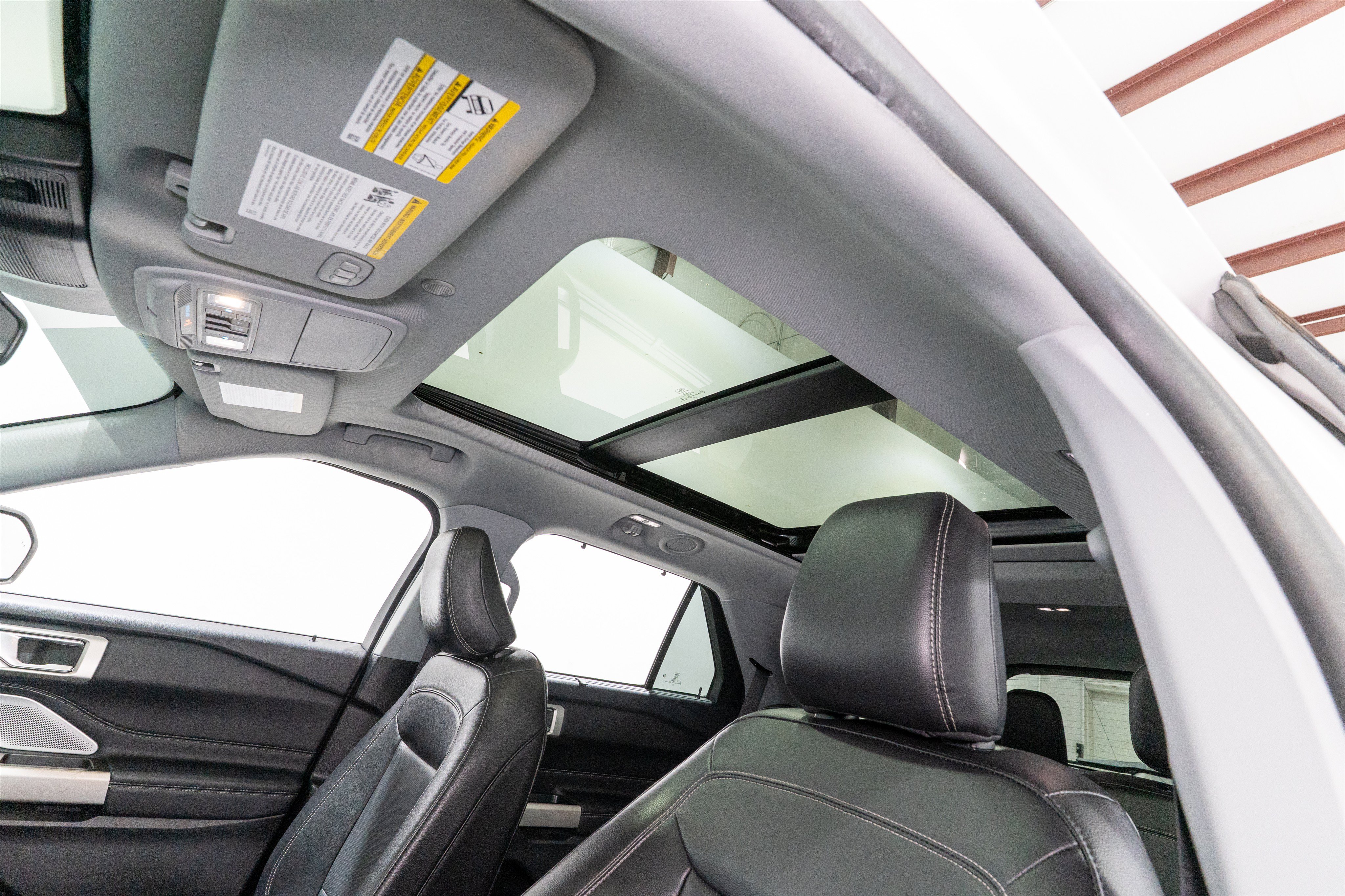 Used 2023 Ford Explorer Limited w/ Limited Technology Package RWD image 17