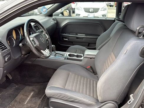 Used 2014 Dodge Challenger SXT RWD image 2