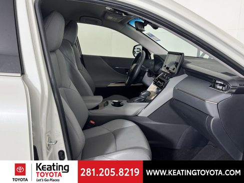 Used 2022 Toyota Venza XLE image 18