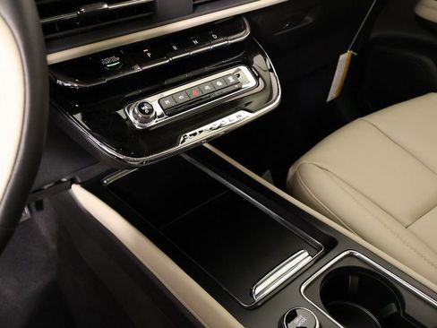 New 2026 Lincoln Corsair Premiere image 9