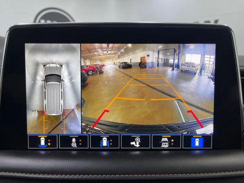 Used 2021 GMC Yukon AT4 w/ Technology Package AWD/4WD image 10