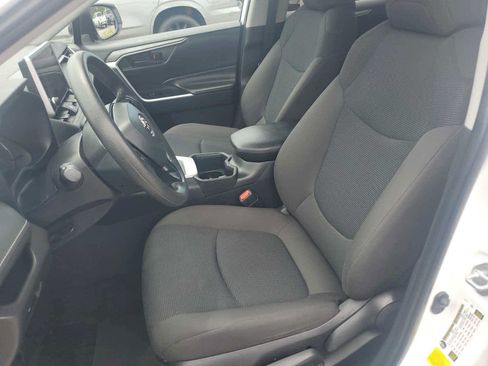 Used 2025 Toyota RAV4 LE AWD/4WD image 22