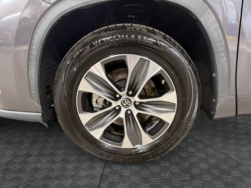 Used 2021 Toyota Highlander XLE FWD image 15