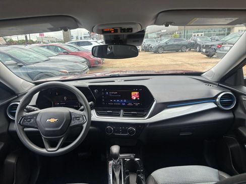 Used 2025 Chevrolet Trax LT FWD image 32
