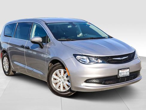 Used 2021 Chrysler Voyager L FWD image 2