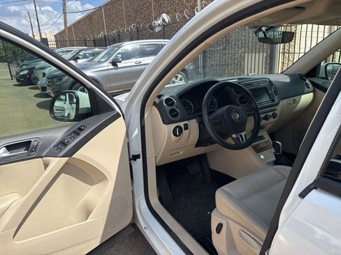 Used 2017 Volkswagen Tiguan S image 14