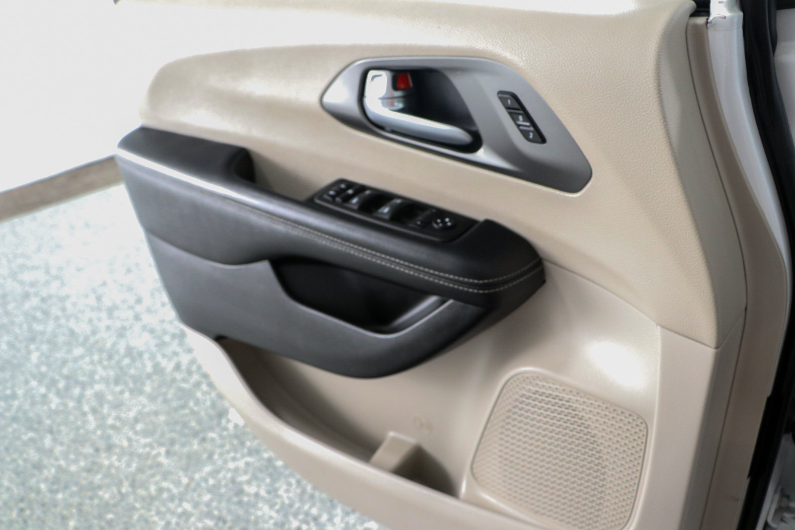 Used 2024 Chrysler Pacifica Touring-L FWD image 20