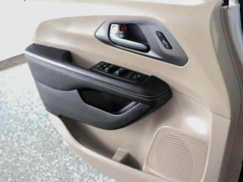 Used 2024 Chrysler Pacifica Touring-L FWD image 20