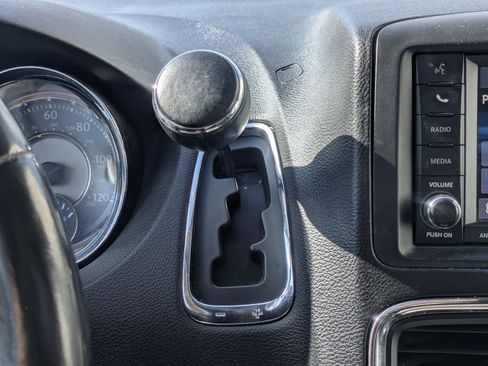 Used 2015 Chrysler Town & Country Touring w/ Driver Convenience Group FWD image 27