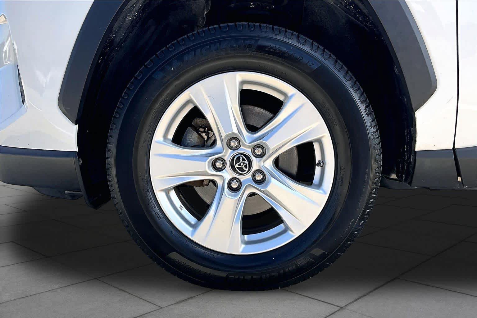 Used 2019 Toyota RAV4 XLE FWD image 11
