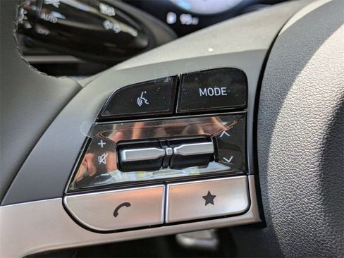 New 2025 Hyundai Elantra Limited FWD image 24