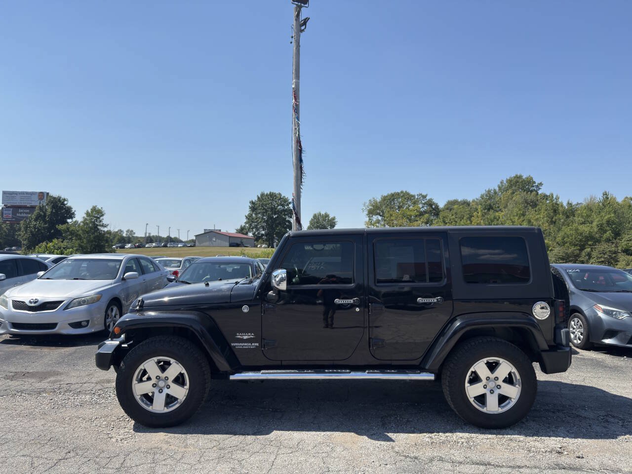 Used 2009 Jeep Wrangler Unlimited Sahara w/ Mopar Leather Group AWD/4WD image 3