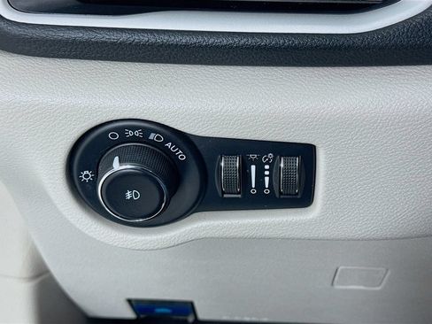 Used 2022 Chrysler Pacifica Touring-L FWD image 11