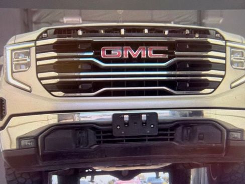 Used 2022 GMC Sierra 1500 SLT w/ X31 Off-Road Package AWD/4WD image 11