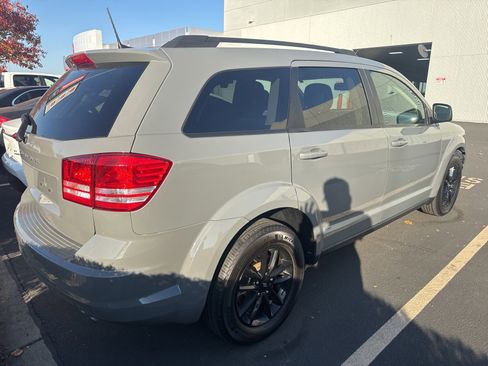 Used 2020 Dodge Journey SE w/ SE Popular Equipment Group image 2