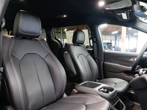 New 2026 Chrysler Pacifica Select AWD/4WD image 27