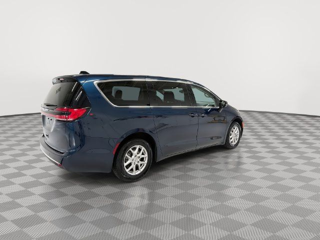 Used 2024 Chrysler Pacifica Touring-L FWD image 11