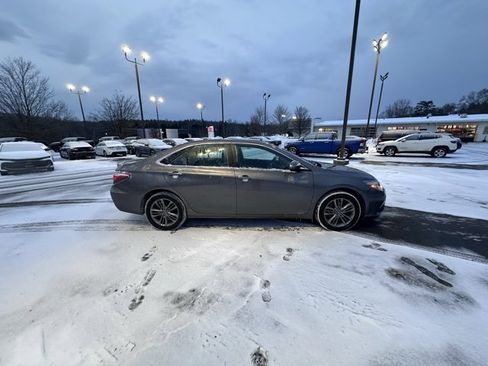 Used 2017 Toyota Camry SE image 2