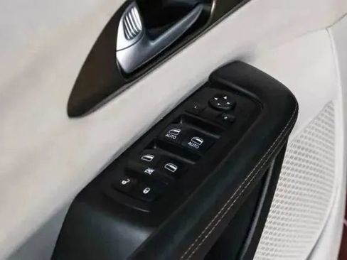 Used 2018 Chrysler Pacifica Touring Plus w/ Tire & Wheel Group FWD image 42