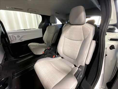 Used 2025 Toyota Sienna LE image 15