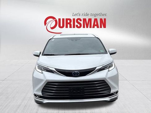 Used 2025 Toyota Sienna Limited image 6