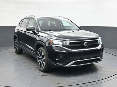 Used 2024 Volkswagen Taos SE image 2