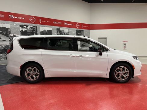 Used 2024 Chrysler Pacifica Limited w/ Trailer Tow Group image 2