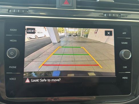 Used 2023 Volkswagen Tiguan SE w/ Panoramic Sunroof Package image 21