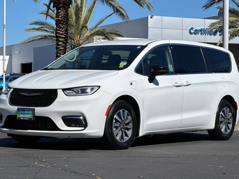 Used 2024 Chrysler Pacifica Limited FWD image 7
