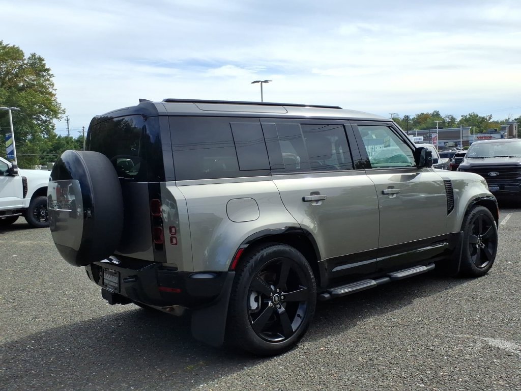 Used 2025 Land Rover Defender 110 X-Dynamic SE AWD/4WD image 7