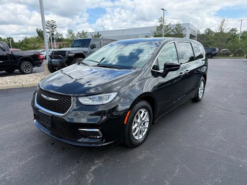 Certified 2023 Chrysler Pacifica Touring-L FWD image 8
