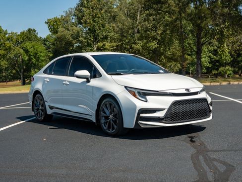 Used 2023 Toyota Corolla SE FWD image 3