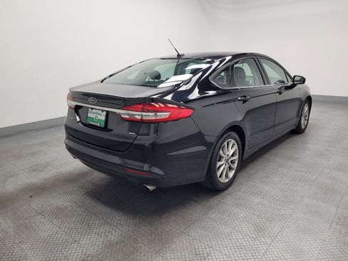 Used 2017 Ford Fusion SE w/ Fusion SE Technology Package FWD image 9