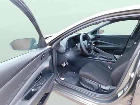Used 2025 Hyundai Elantra Sport image 11