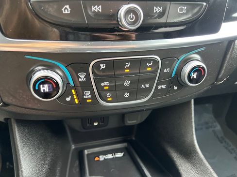 Used 2023 Chevrolet Traverse LT image 20