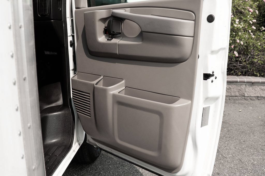 Used 2015 Chevrolet Express 4500 RWD image 40