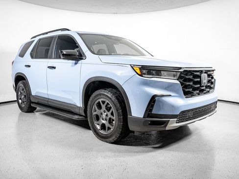 Used 2025 Honda Pilot TrailSport image 2