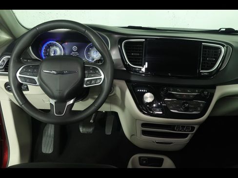 Used 2023 Chrysler Pacifica Touring-L FWD image 3