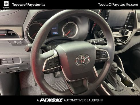 Certified 2022 Toyota Highlander L image 28