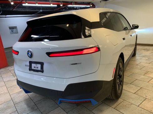 Used 2023 BMW iX xDrive50 w/ Premium Package AWD/4WD image 9