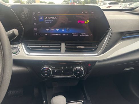 Used 2025 Chevrolet Trax LT FWD image 16