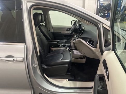 Used 2024 Chrysler Pacifica Touring-L image 8